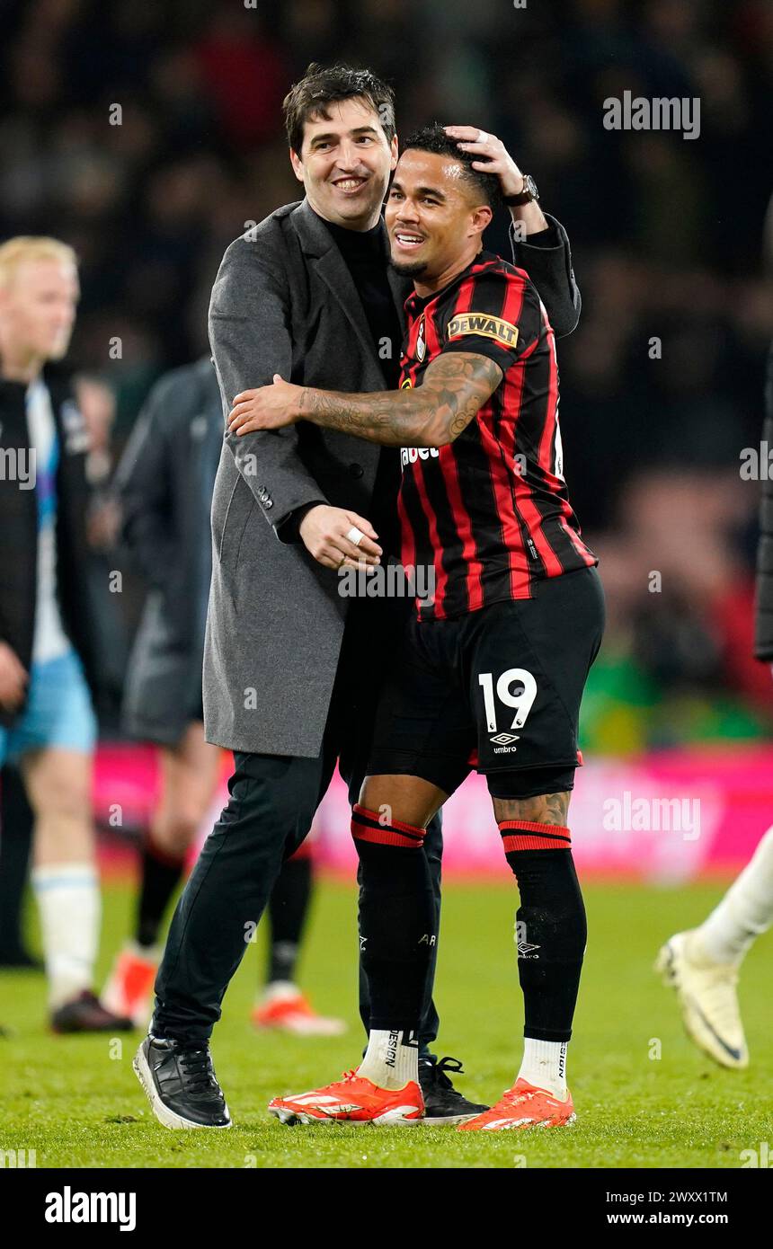 L'entraîneur de Bournemouth, Andoni Iraola (à gauche), avec Justin Kluivert de Bournemouth après le match de premier League au Vitality Stadium de Bournemouth. Date de la photo : mardi 2 avril 2024. Banque D'Images