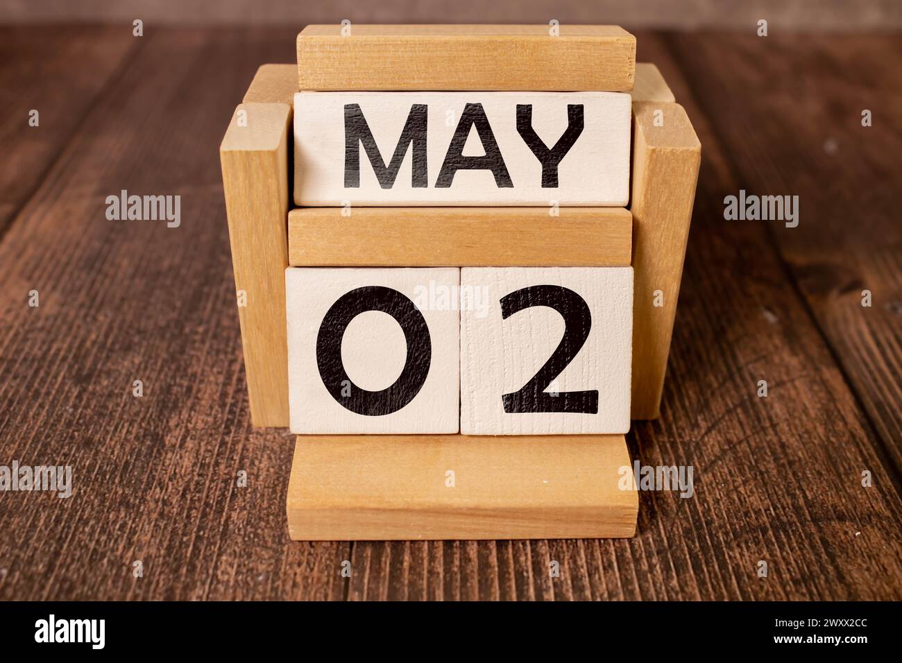 2 mai. Date du mois de mai. Number Cube avec une caméra de fleurs et Sign Wood sur la table en bois de diamant pour le fond. Banque D'Images