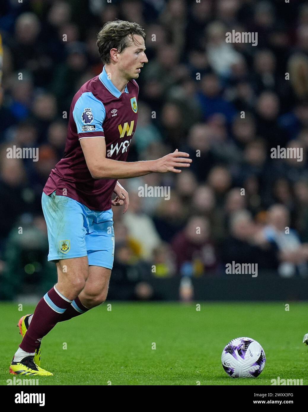 Turf Moor, Burnley, Lancashire, Royaume-Uni. 2 avril 2024. Premier League Football, Burnley contre Wolverhampton Wanderers ; Sander Berge of Burnley Credit : action plus Sports/Alamy Live News Banque D'Images