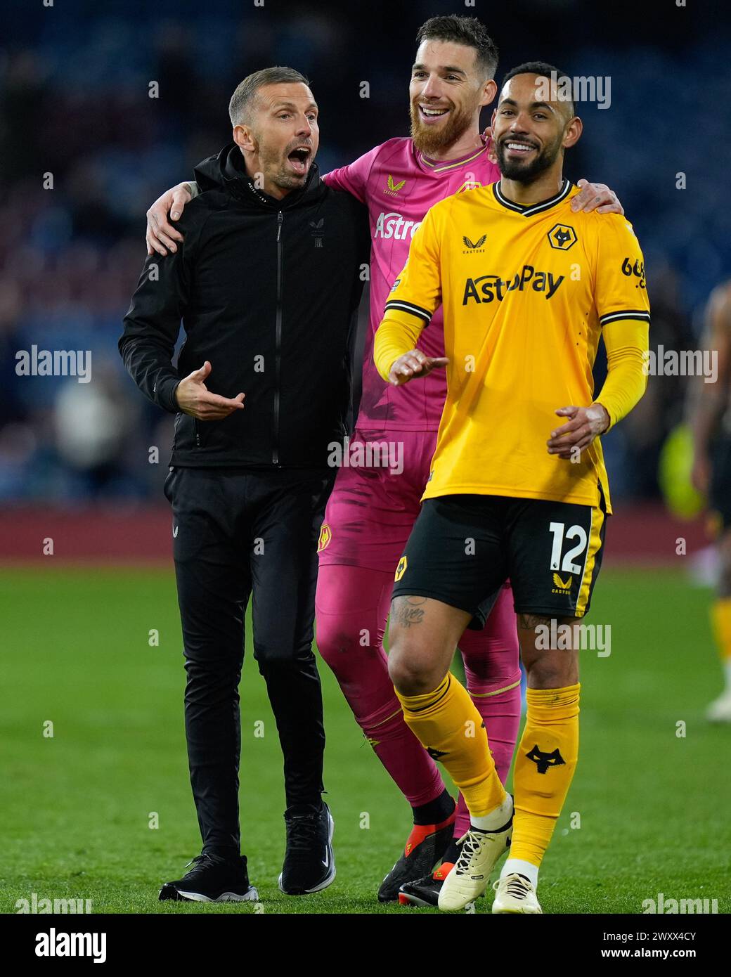 Turf Moor, Burnley, Lancashire, Royaume-Uni. 2 avril 2024. Premier League Football, Burnley contre Wolverhampton Wanderers ; le manager de Gary O'Neill blague avec José Sá et Matheus Cunha de Wolverhampton Wanderers après le match Credit : action plus Sports/Alamy Live News Banque D'Images