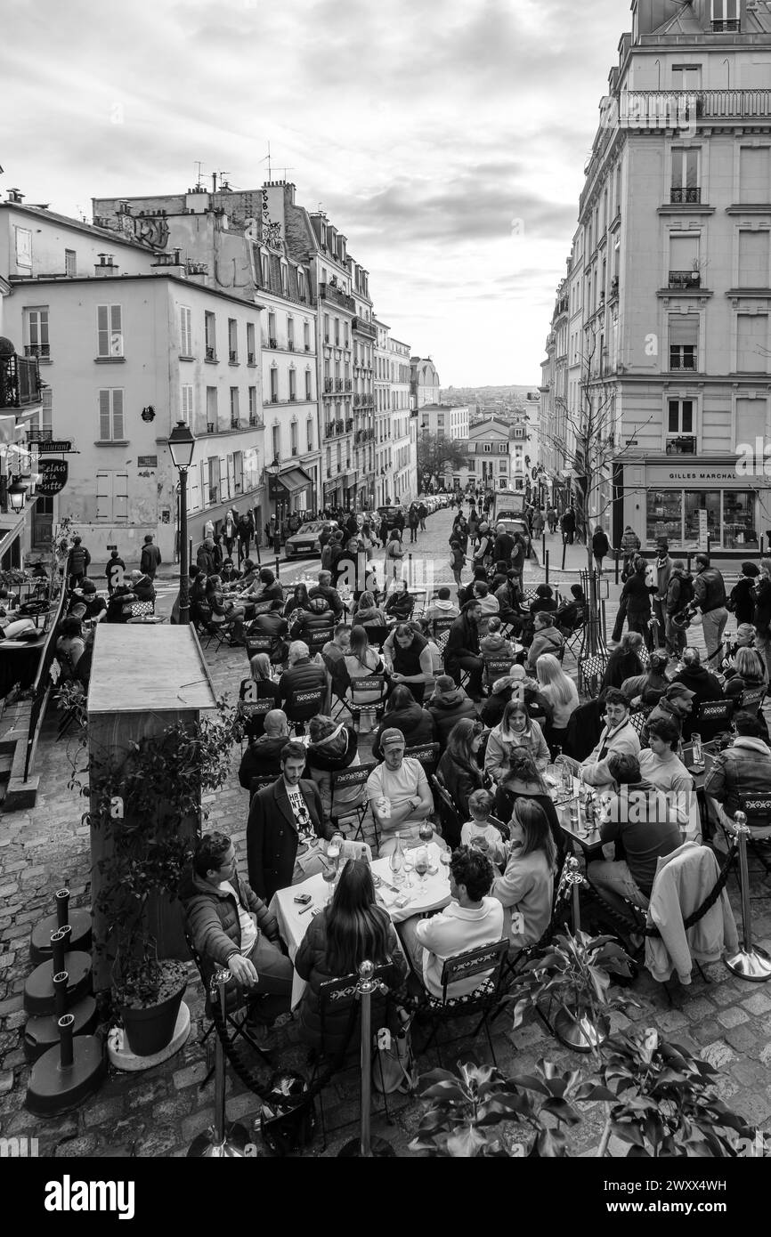 Paris, France - 17 février 2024 : vue de personnes assises à l'extérieur et dégustant un dîner et un verre dans un café restaurant bistro à Paris France Banque D'Images