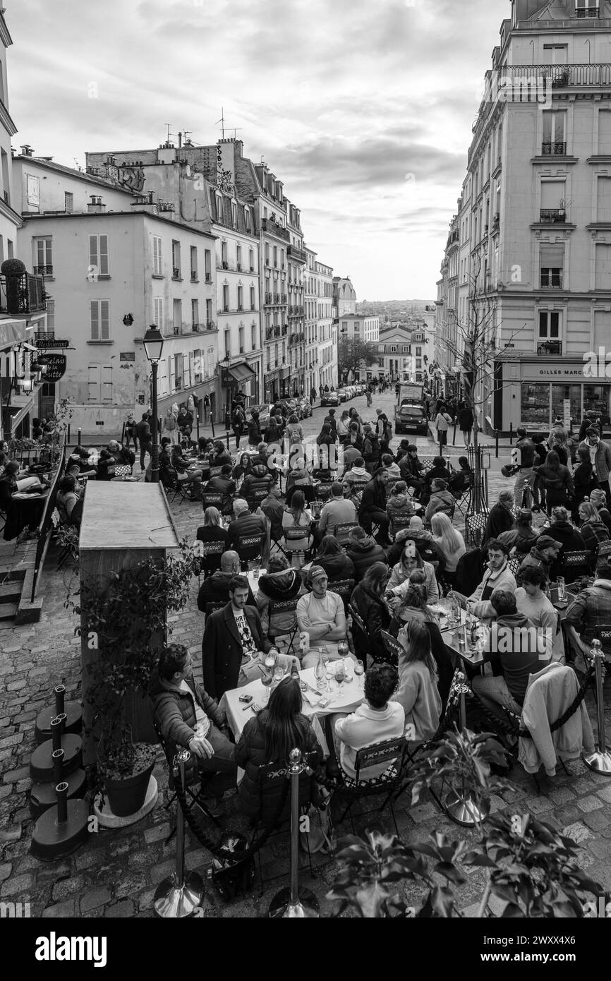 Paris, France - 17 février 2024 : vue de personnes assises à l'extérieur et dégustant un dîner et un verre dans un café restaurant bistro à Paris France Banque D'Images