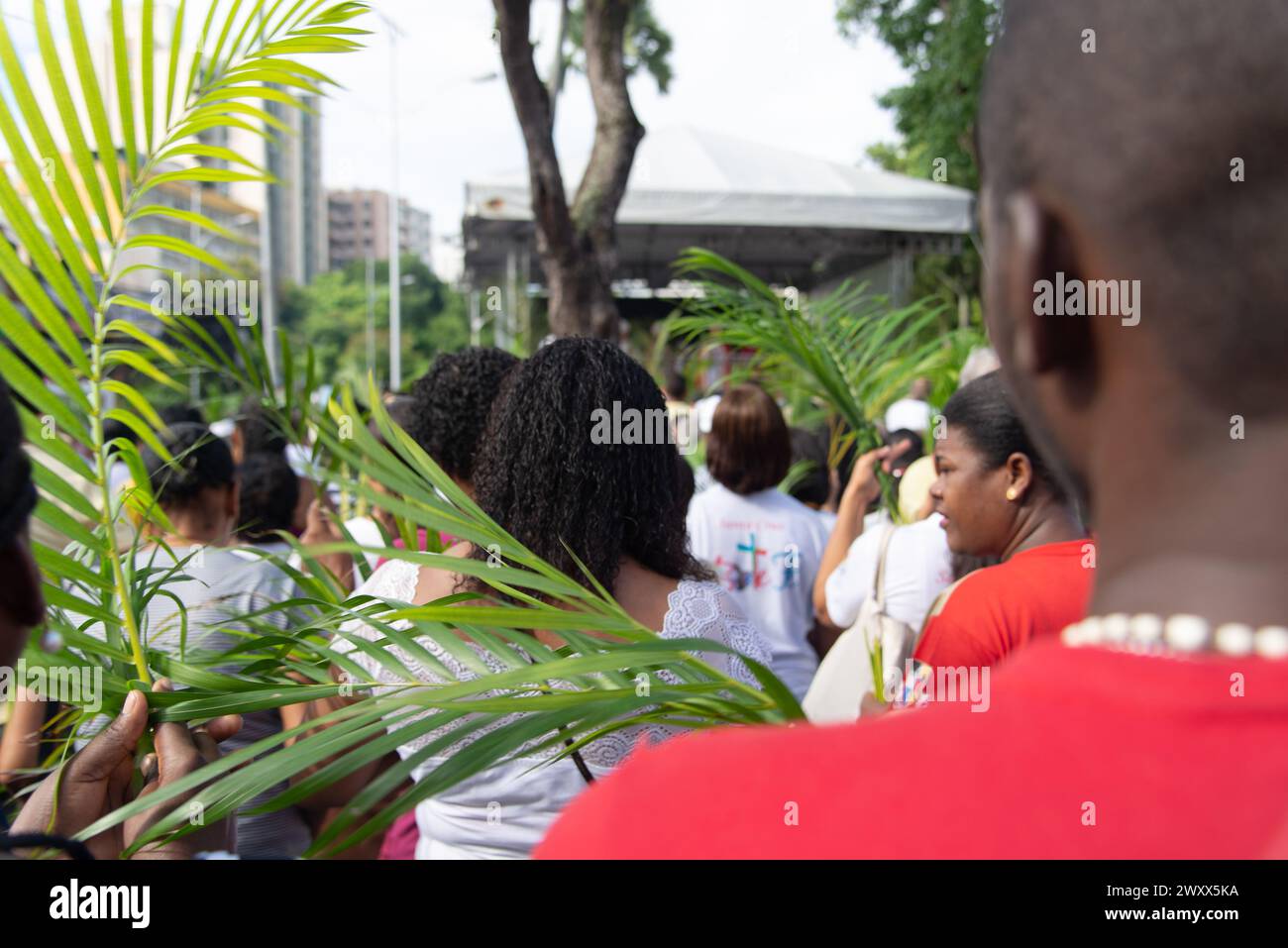 Salvador, Bahia, Brésil - 14 avril 2019 : des gens participent à la célébration du dimanche des Rameaux dans la ville de Salvador, Bahia. Banque D'Images