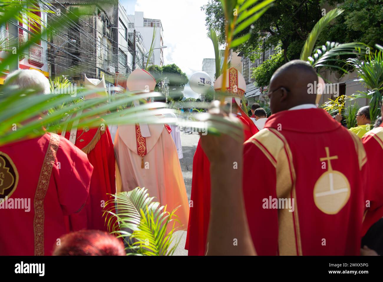 Salvador, Bahia, Brésil - 14 avril 2019 : des prêtres participent à la procession du dimanche des Rameaux dans la ville de Salvador, Bahia. Banque D'Images