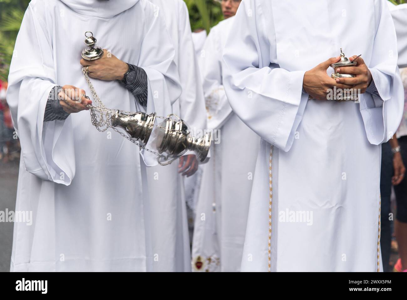 Salvador, Bahia, Brésil - 14 avril 2019 : des prêtres participent à la procession du dimanche des Rameaux dans la ville de Salvador, Bahia. Banque D'Images