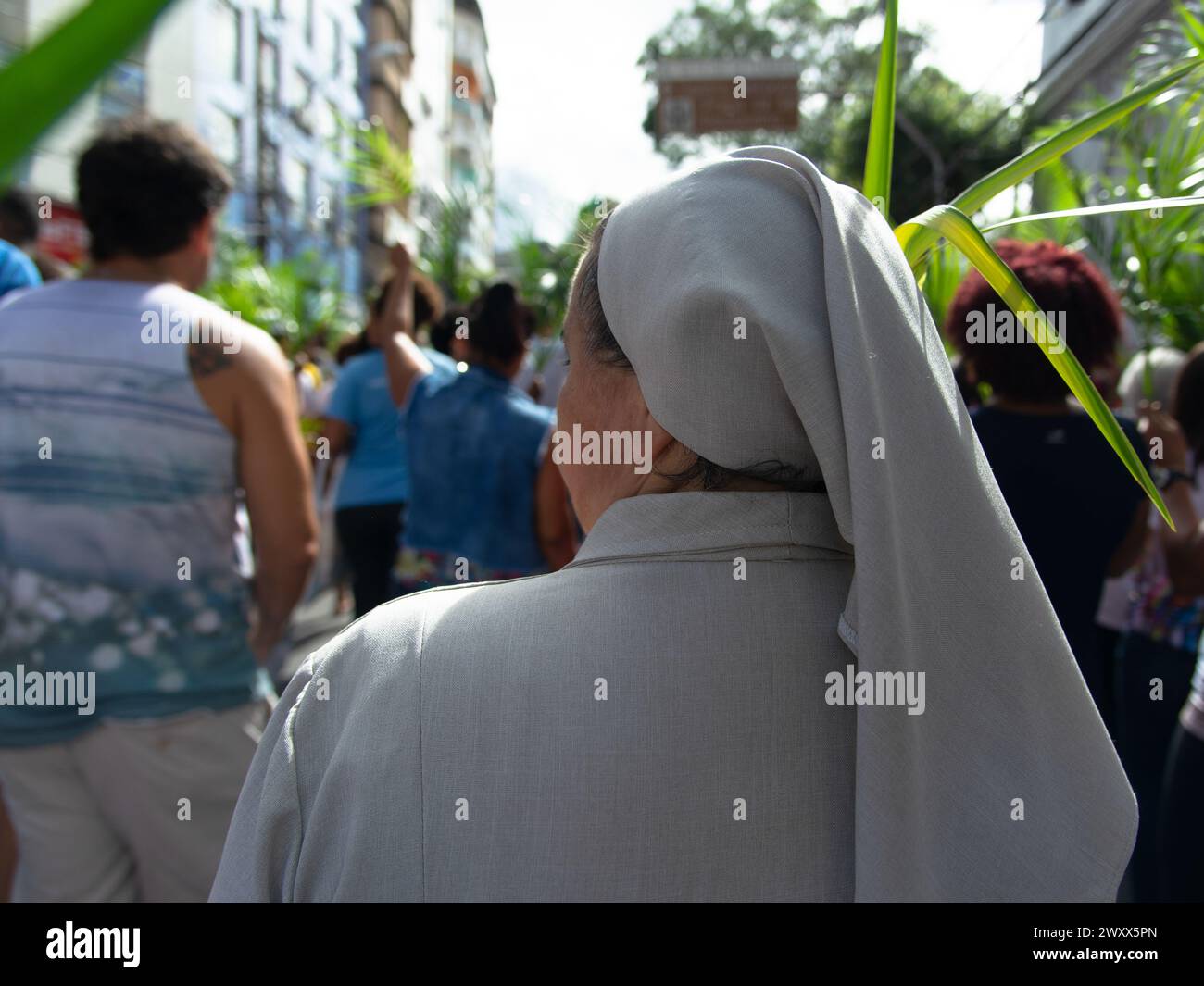 Salvador, Bahia, Brésil - 14 avril 2019 : on voit des catholiques marcher et prier pendant la célébration du dimanche des Rameaux dans la ville de Salvador, Bahia. Banque D'Images
