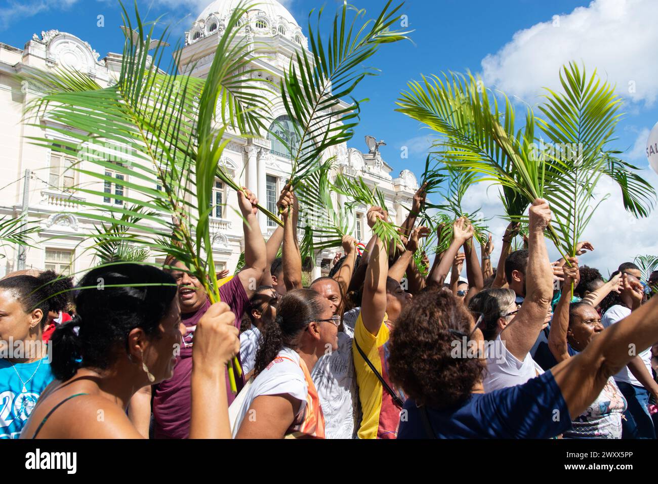 Salvador, Bahia, Brésil - 14 avril 2019 : des foules de catholiques participent à la procession du dimanche des Rameaux dans la ville de Salvador, Bahia. Banque D'Images
