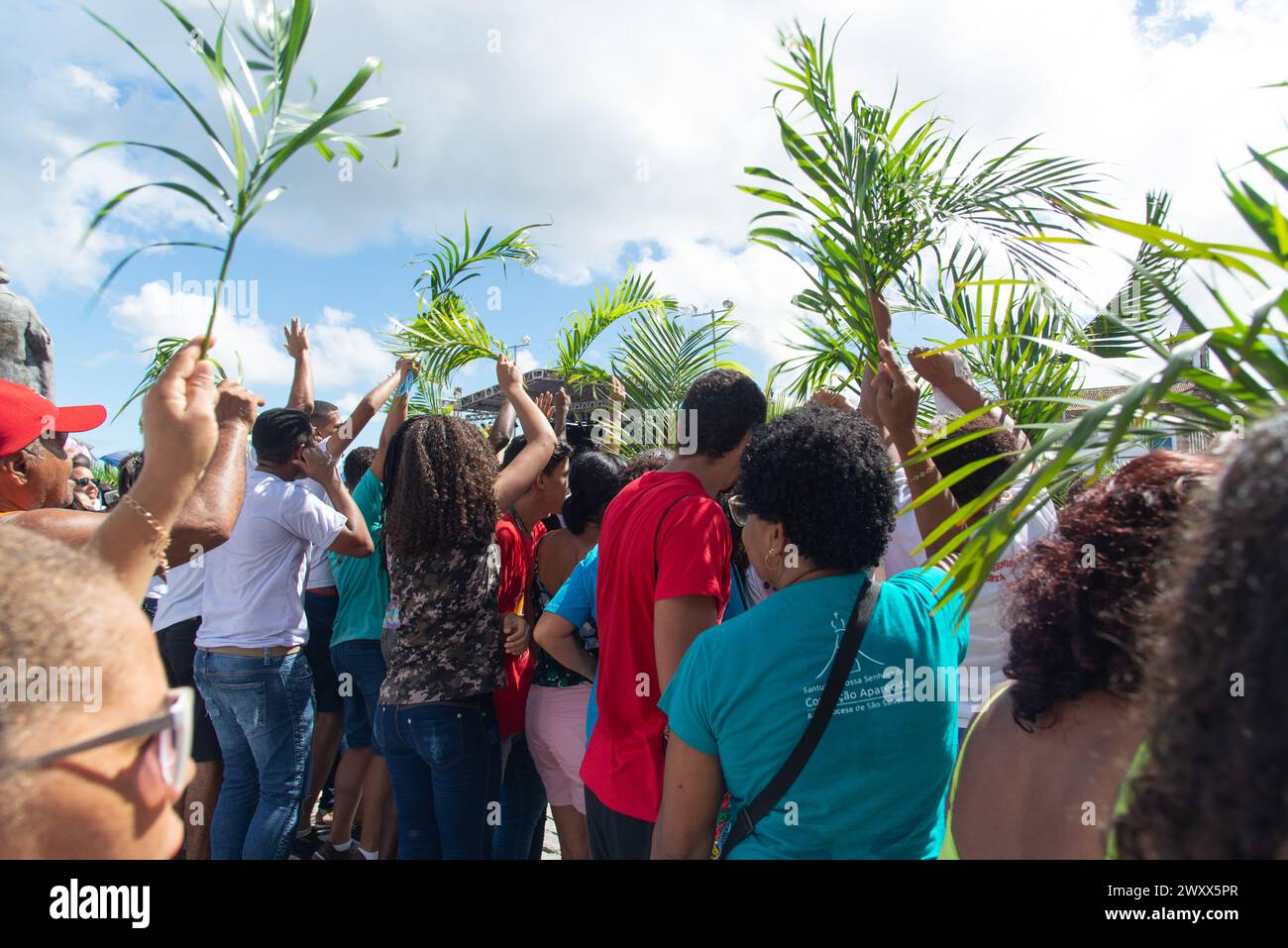 Salvador, Bahia, Brésil - 14 avril 2019 : des centaines de personnes participent à la procession du dimanche des Rameaux dans la ville de Salvador, Bahia. Banque D'Images