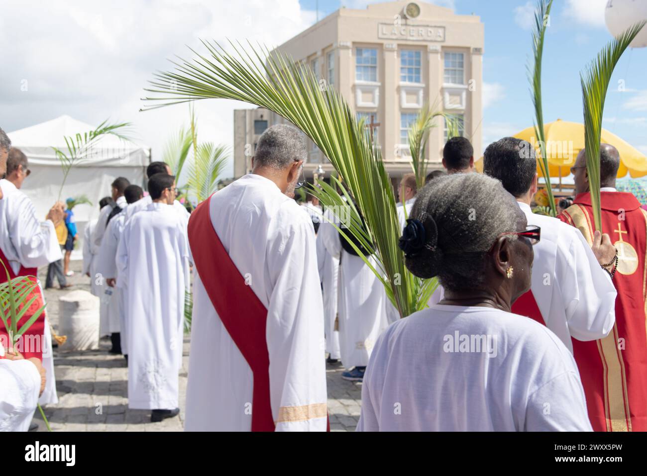 Salvador, Bahia, Brésil - 14 avril 2019 : des prêtres participent à la procession du dimanche des Rameaux dans la ville de Salvador, Bahia. Banque D'Images