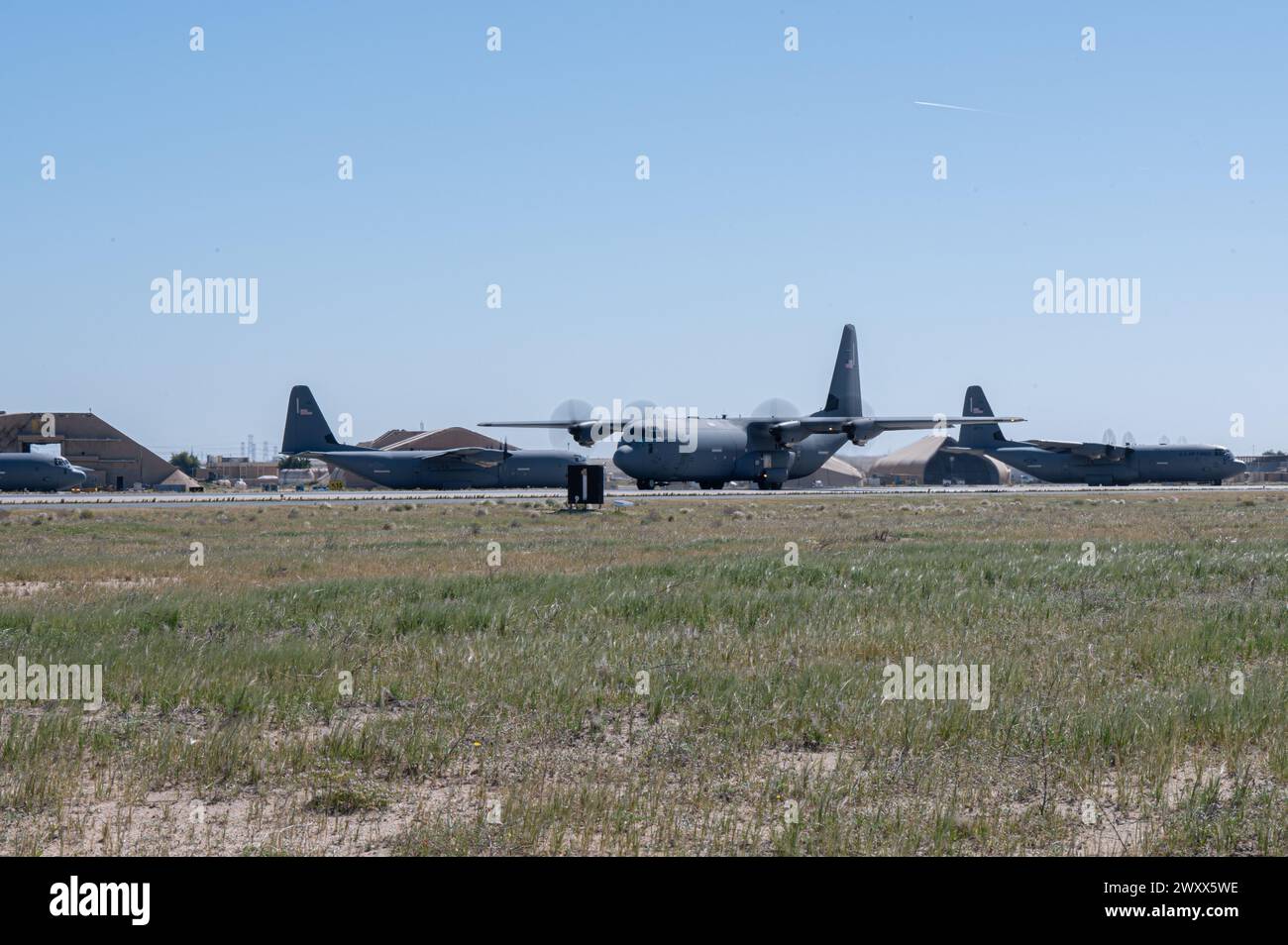 Quatre avions C-130J Super Hercules de l’US Air Force chargés d’aide humanitaire à destination du parachutage au-dessus de Gaza décollent d’un endroit non divulgué dans la zone de responsabilité du Commandement central des États-Unis, le 2 avril 2024. Les États-Unis ont donné la priorité à l’acheminement de l’aide humanitaire pour soulager les souffrances des civils touchés par la crise actuelle à Gaza. (Photo de l'US Air Force) Banque D'Images