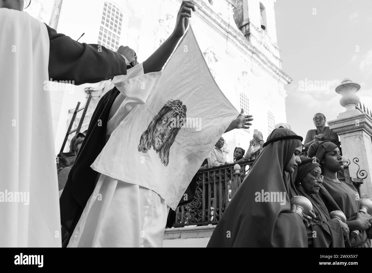 Salvador, Bahia, Brésil - 19 avril 2019 : on voit des catholiques représenter la semaine de Pâques dans les rues de Pelourinho dans la ville de Salvador, Bahia. Banque D'Images