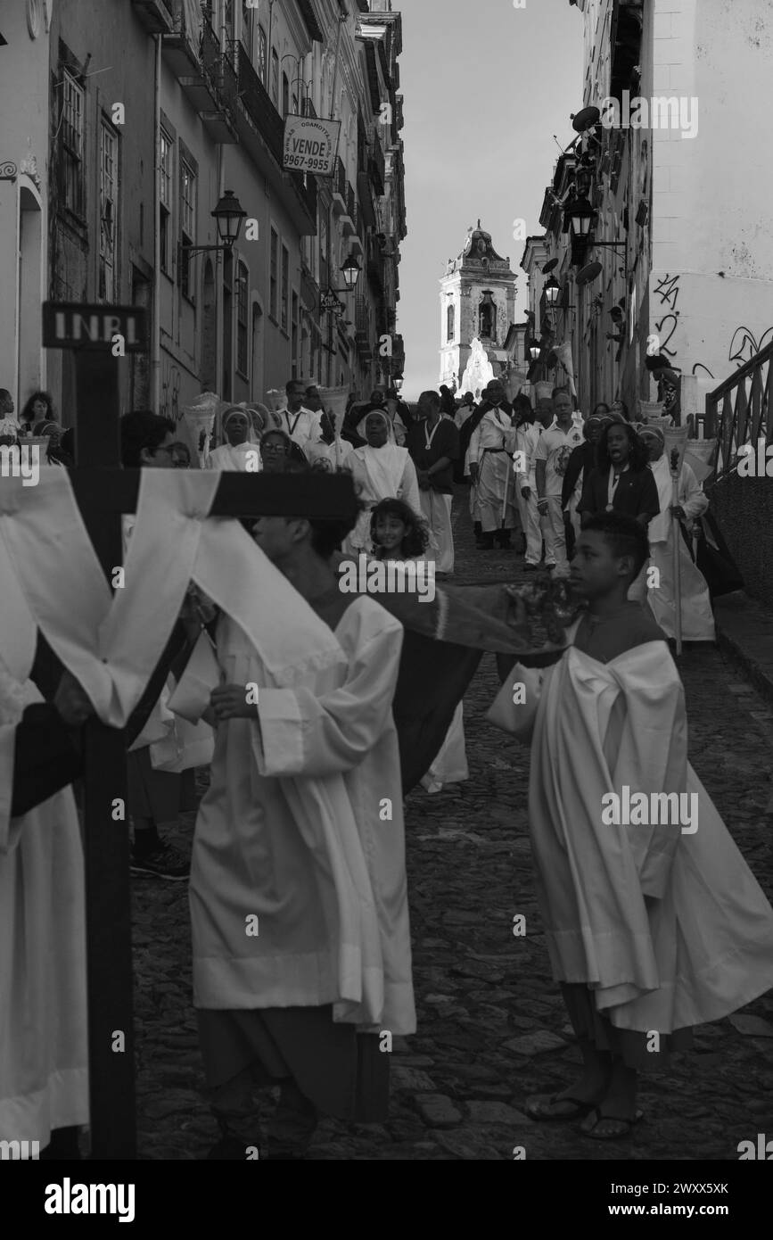 Salvador, Bahia, Brésil - 19 avril 2019 : des catholiques sont vus pendant une procession de la semaine de Pâques dans les rues de Pelourinho dans la ville de Salvador, Ba Banque D'Images