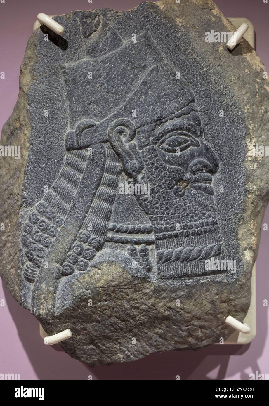 Stèle de basalte en relief humain, âge du fer, musée Sanlıurfa, Urfa, province de Sanliurfa, Turquie Banque D'Images