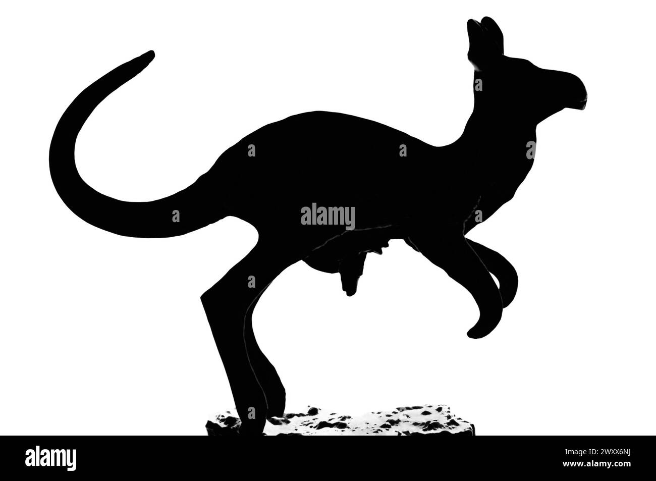 Figurine rouge kangourou et pochette bébé silhouette isolée, grand gros plan macro horizontal noir détaillé, découpe marsupiale existante, australien natif Banque D'Images