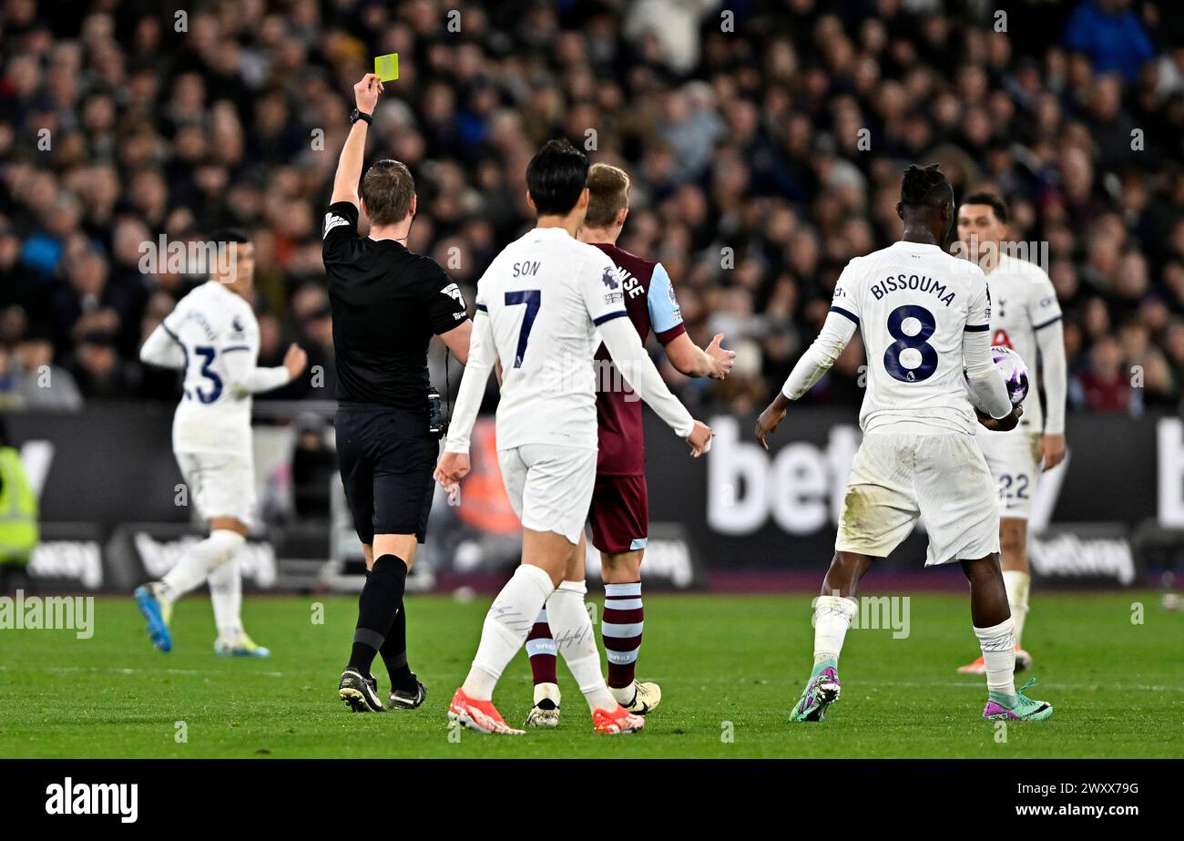 Londres, Royaume-Uni. 2 avril 2024. John Brooks (arbitre) montre le carton jaune à Brennan Johnson (Spurs, 22 ans) lors du match de West Ham vs Tottenham Hotspur premier League au London Stadium Stratford. Cette image est RÉSERVÉE à UN USAGE ÉDITORIAL. Licence exigée du Football DataCo pour toute autre utilisation. Crédit : MARTIN DALTON/Alamy Live News Banque D'Images