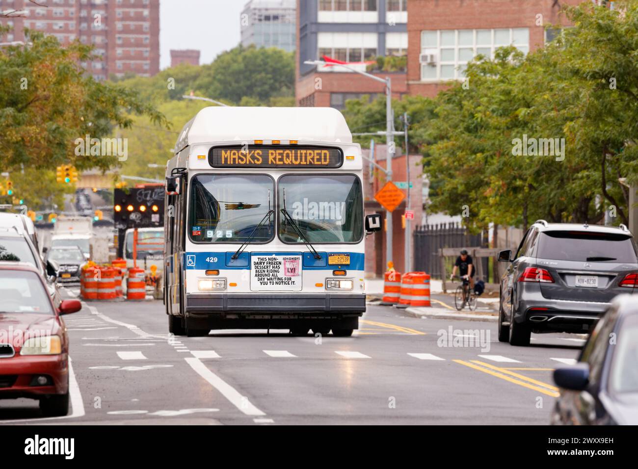 Bus New-yorkais avec signe covid Banque D'Images