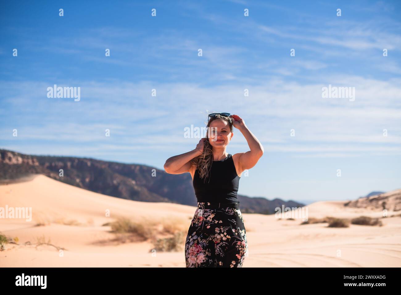 Femme marchant sur une dune de sable dans le désert à Coral Pink Sand Dunes State Park, Utah Banque D'Images