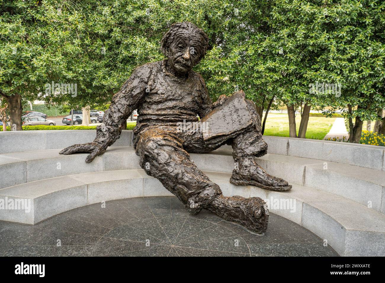 Washington DC - États-Unis - 23 mars 2024 le mémorial Albert Einstein est une statue monumentale en bronze du sculpteur Robert Berks, représentant Albert Einstein Seate Banque D'Images