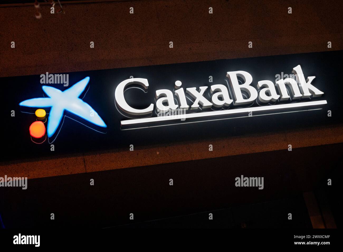 Madrid, Espagne. 02 avril 2024. La plus grande banque d'épargne espagnole Caixa Bank (CaixaBank) logo et succursale. (Photo © Xavi Lopez/SOPA images/SIPA USA) crédit : SIPA USA/Alamy Live News Banque D'Images