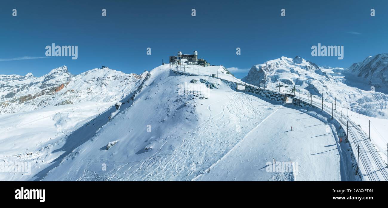 Vue aérienne de la station de ski de Zermatt, Suisse avec train et skieurs Banque D'Images