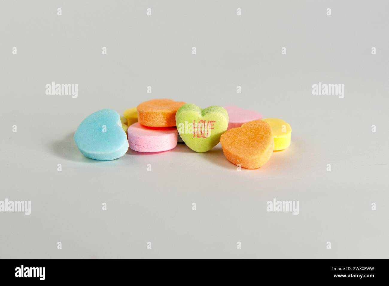 aimez vous conversation cœur entouré de cœurs de bonbons multicolores Banque D'Images