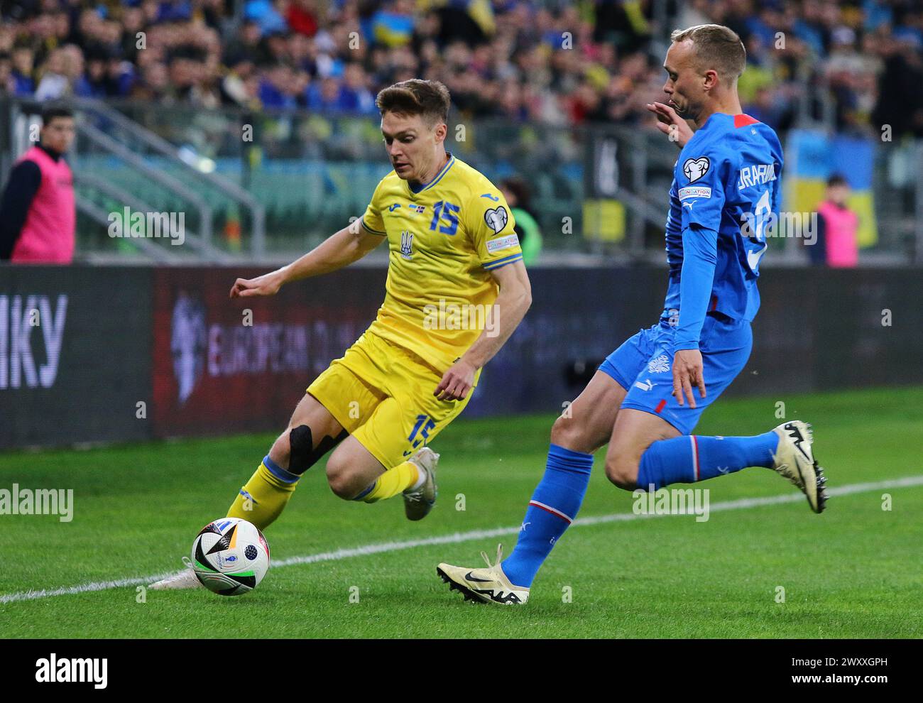 Wroclaw, Pologne - 26 mars 2024 : Viktor Tsygankov, ukrainien (l), combat pour un ballon avec Gudmundur Thirarinsson, islandais, lors de leur match de play-off de l'UEFA EURO 2024 au Tarczynski Arena à Wroclaw Banque D'Images