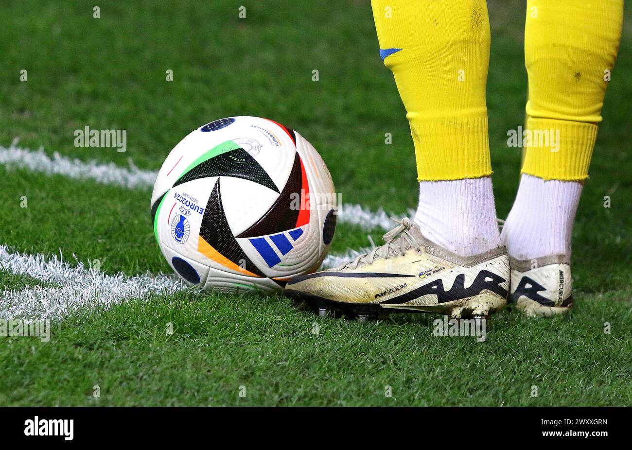 Wroclaw, Pologne - 26 mars 2024 : adidas FUSSBALLLIEBE, le ballon officiel de l'UEFA EURO 2024 vu sur l'herbe lors du 2024 play-off Ukraine - Islande à la Tarczynski Arena Banque D'Images