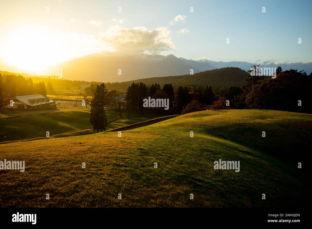 Un vert de golf tranquille avec une douce lueur dorée de coucher de soleil au Japon Banque D'Images