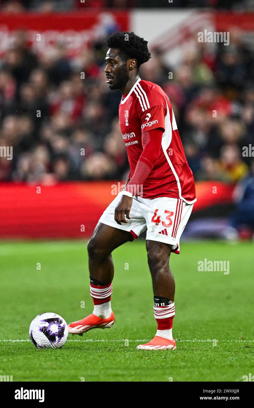 Ola Aina de Nottingham Forest en action lors du match de premier League Nottingham Forest vs Fulham au City Ground, Nottingham, Royaume-Uni, le 2 avril 2024 (photo de Craig Thomas/News images) in, le 4/2/2024. (Photo de Craig Thomas/News images/SIPA USA) crédit : SIPA USA/Alamy Live News Banque D'Images