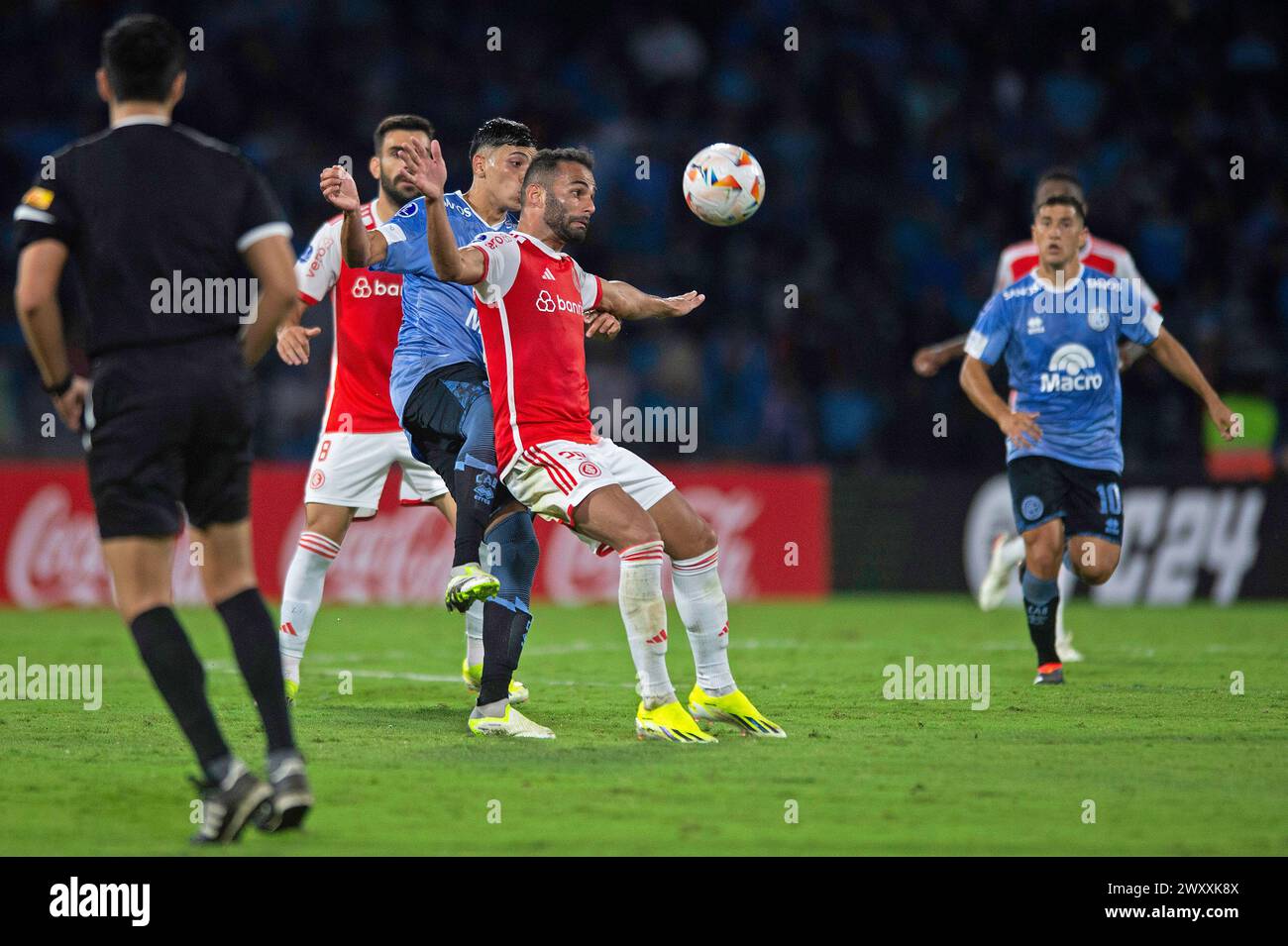 2 avril 2024 : Estádio Mario Alberto Kempes, Córdoba, Argentine : Bryan Reyna de Belgrano Tussles avec Thiago Maia de Internacional, lors de Belgrano et Internacional, 1er tour du groupe c de Copa Sul-America 2024 Banque D'Images