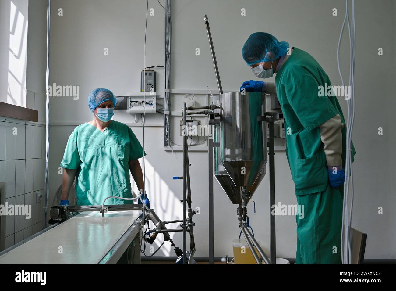 LVIV, UKRAINE - 02 AVRIL 2024 - les chimistes produisent des pansements médicinaux hydrogels pour accélérer le processus de guérison des brûlures et des blessures graves chez les soldats ukrainiens à l'Université nationale polytechnique de Lviv, Lviv, dans l'ouest de l'Ukraine Banque D'Images