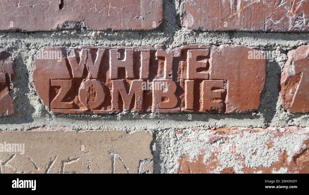 Los Angeles, Californie, USA 2 avril 2024 White Zombie Brick au Rainbow Bar & Grill sur Sunset Blvd le 2 avril 2024 à Los Angeles, Californie, USA. Photo de Barry King/Alamy Stock photo Banque D'Images
