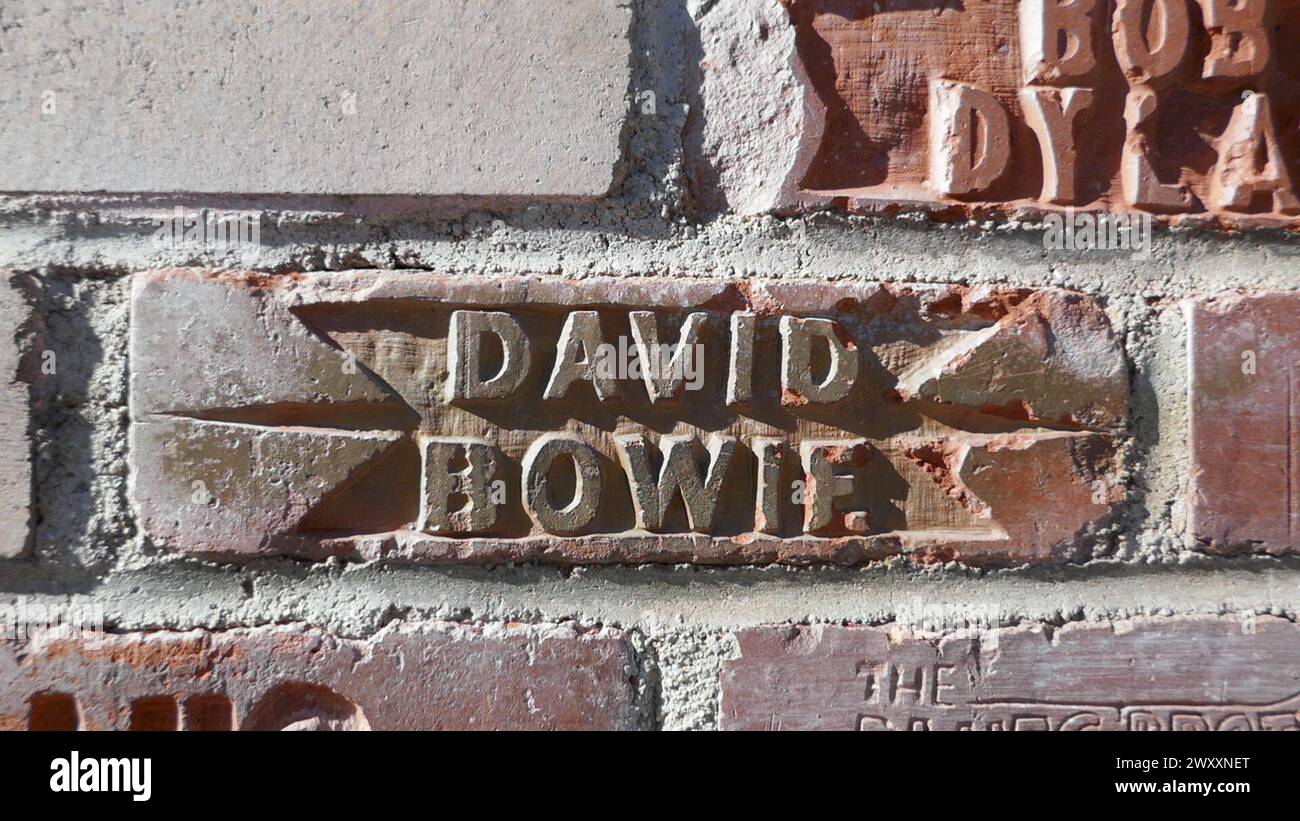 Los Angeles, Californie, USA 2 avril 2024 David Bowie Brick au Rainbow Bar & Grill sur Sunset Blvd le 2 avril 2024 à Los Angeles, Californie, USA. Photo de Barry King/Alamy Stock photo Banque D'Images