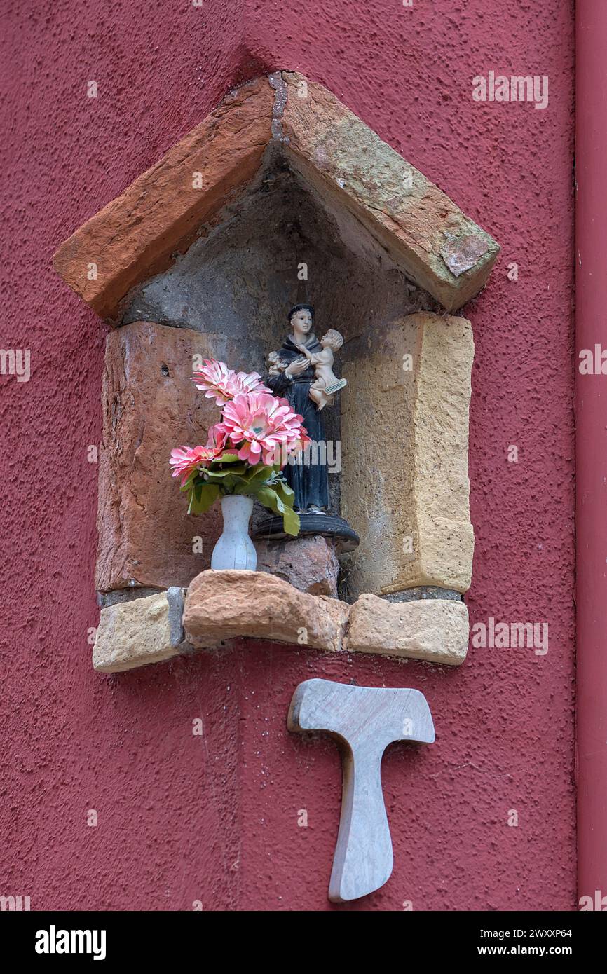 Saint dans une niche sur une maison, Burano, Vénétie, Italie Banque D'Images