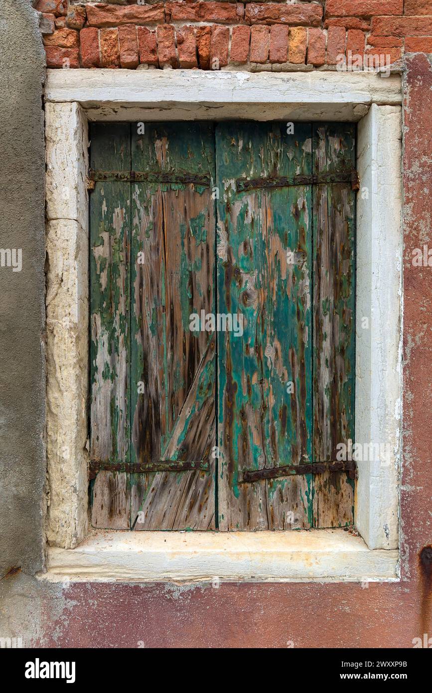 Fenêtre délabrée avec volet fermé, Burano, Venise, Vénétie, Italie Banque D'Images