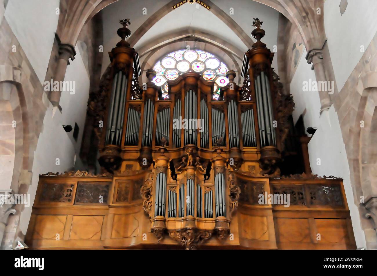 L'église luthérienne St Thomas, l'église Saint Thomas de Strasbourg, Alsace, grand orgue d'église avec des éléments de style gothique et des sculptures sur bois Banque D'Images