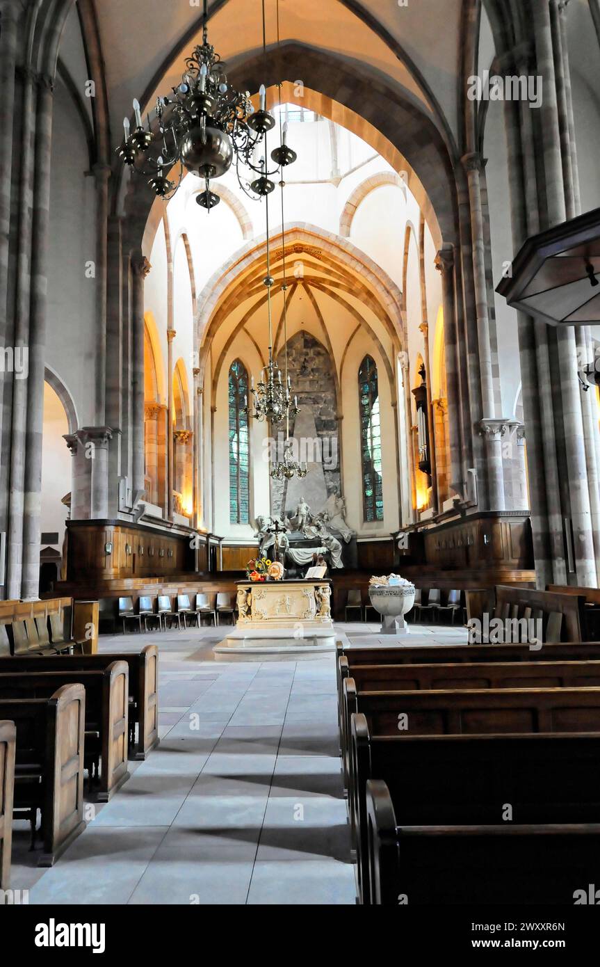 Église luthérienne Saint Thomas, église Saint Thomas de Strasbourg, Alsace, vue sur l'autel et les bancs dans une église gothique avec colonnes et pierre Banque D'Images