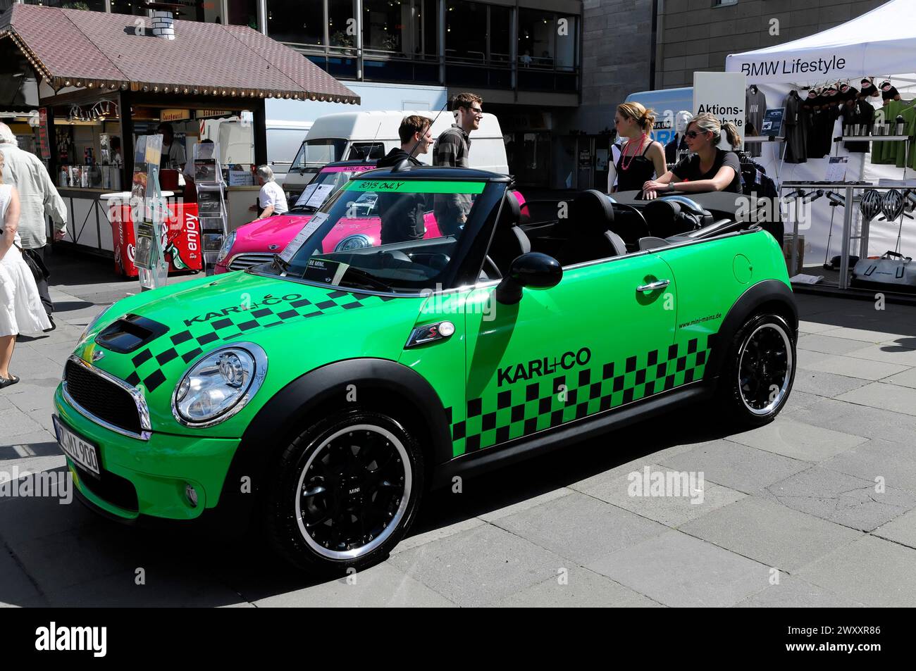 Fête de rue, vert et noir Mini Cooper convertible comme véhicule publicitaire dans un environnement urbain, Mayence, Rhénanie-Palatinat, Allemagne Banque D'Images