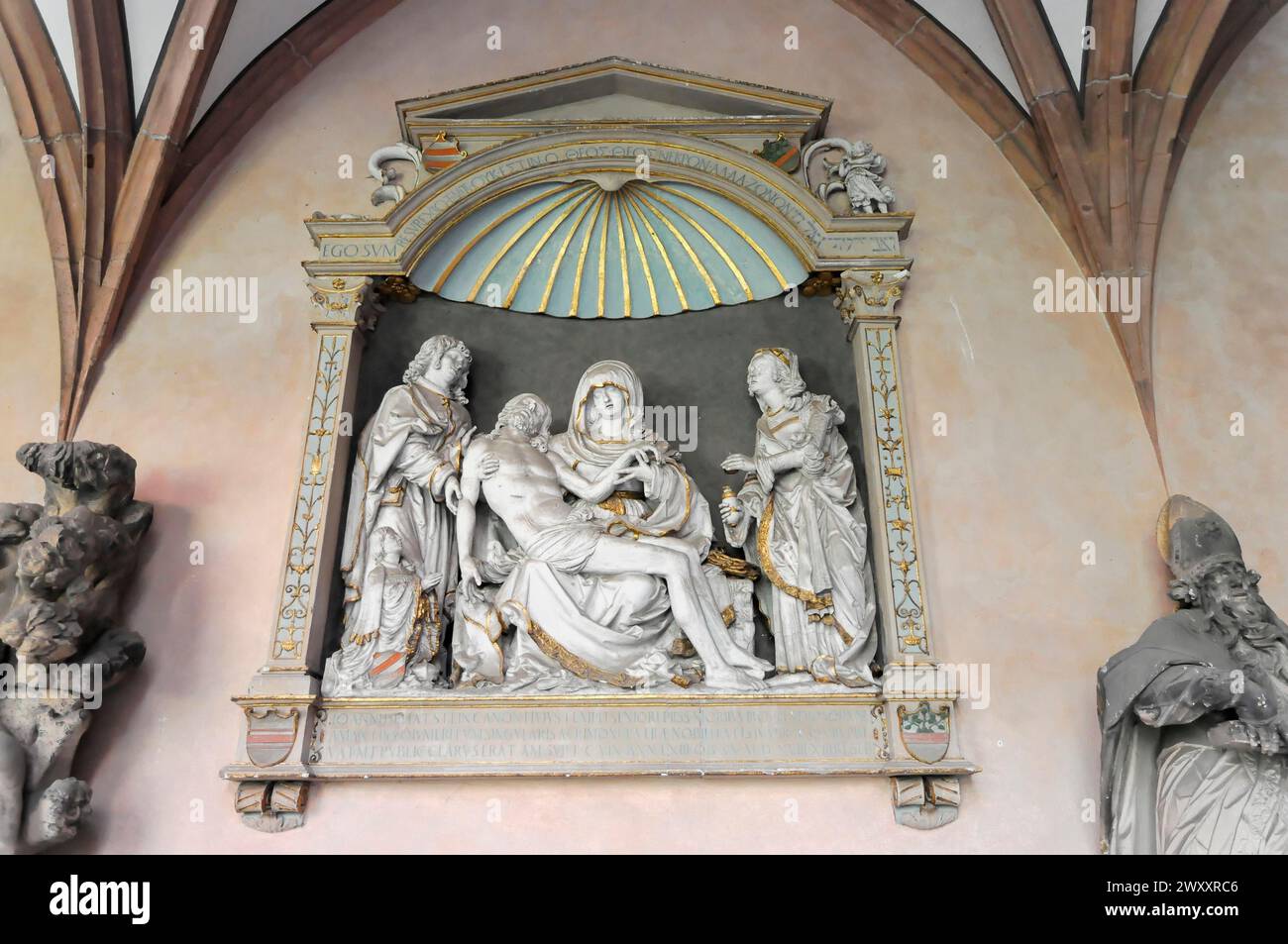 La haute cathédrale de Mayence, Un relief en pierre de la Pieta entouré de sculptures ornées, Mayence, Rhénanie-Palatinat, Allemagne Banque D'Images