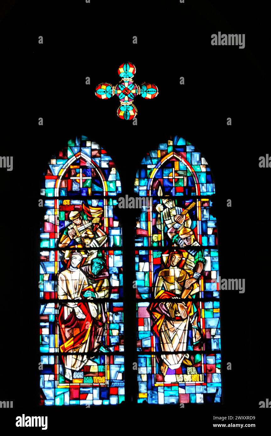 L'Église catholique de Stephen (Eglise Saint-Etienne) sur la place de la Réunion, Mulhouse, Mulhouse, impressionnants vitraux modernes Banque D'Images