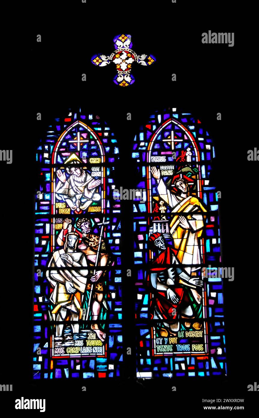 L'Église catholique de Stephen (Eglise Saint-Etienne) sur la place de la Réunion, Mulhouse, Mulhouse, vitrail moderne en lumineux Banque D'Images