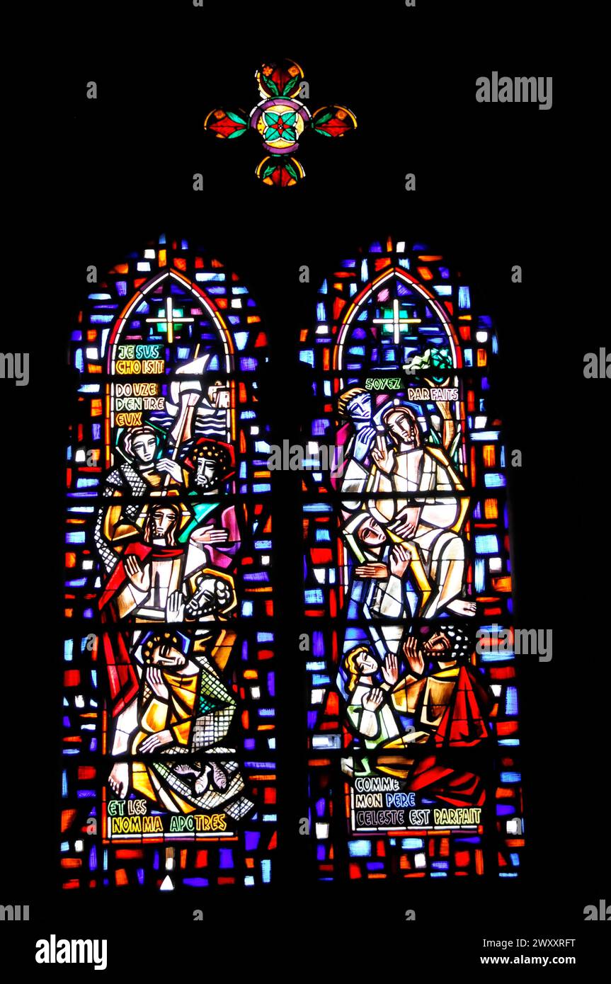 L'Église catholique de Stephen (Eglise Saint-Etienne) sur la place de la Réunion, Mulhouse, Mulhouse, vitrail moderne coloré Banque D'Images