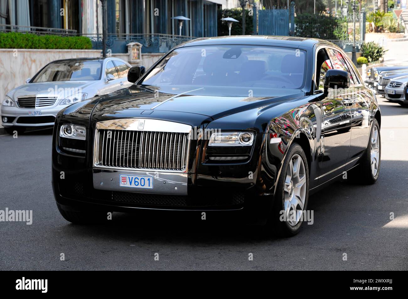 Rolls Royce Ghost au casino, Monte Carlo, Une Rolls-Royce noire conduisant sur la route par temps ensoleillé, Monte Carlo, Principauté de Monaco, Monaco Banque D'Images