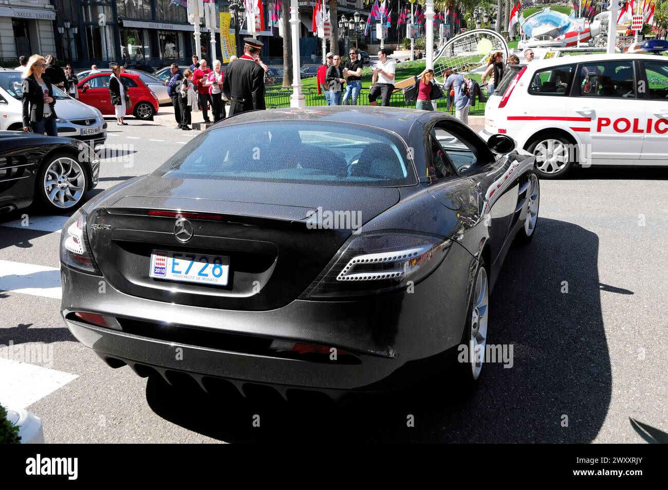 Vue arrière d'une voiture de sport Mercedes-Benz noire en circulation, Monte Carlo, Principauté de Monaco, Monaco Banque D'Images
