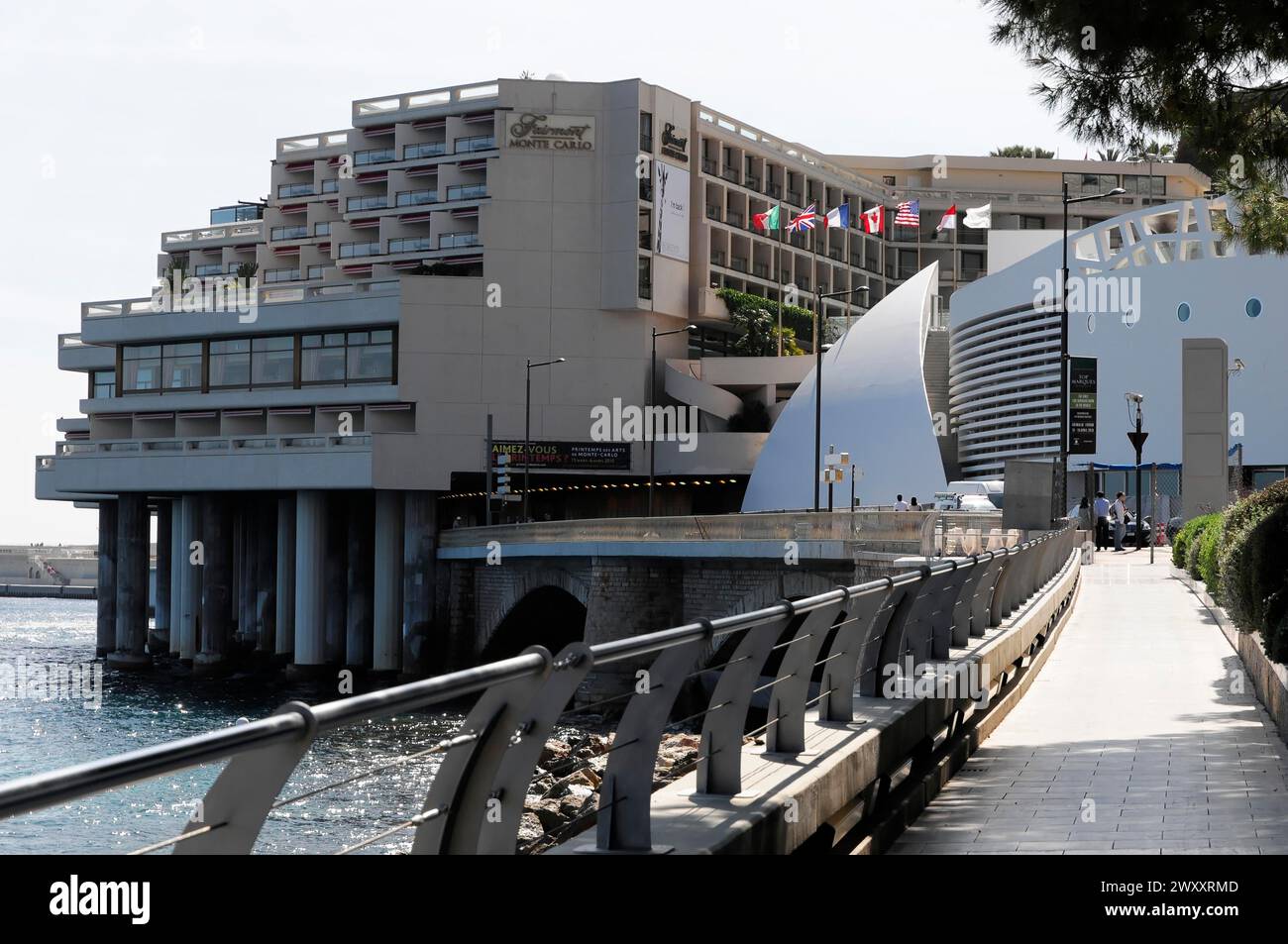 Architecture moderne du bâtiment naval sur la côte monégasque, Monte Carlo, Principauté de Monaco, Monaco, Côte d'Azur Banque D'Images