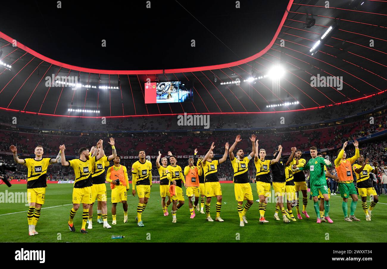 Les joueurs de Dortmund célèbrent la victoire, accueillent les fans itinérants, German Classico FC Bayern Munich FCB vs Borussia Dortmund BVB, Allianz Arena, Munich Banque D'Images