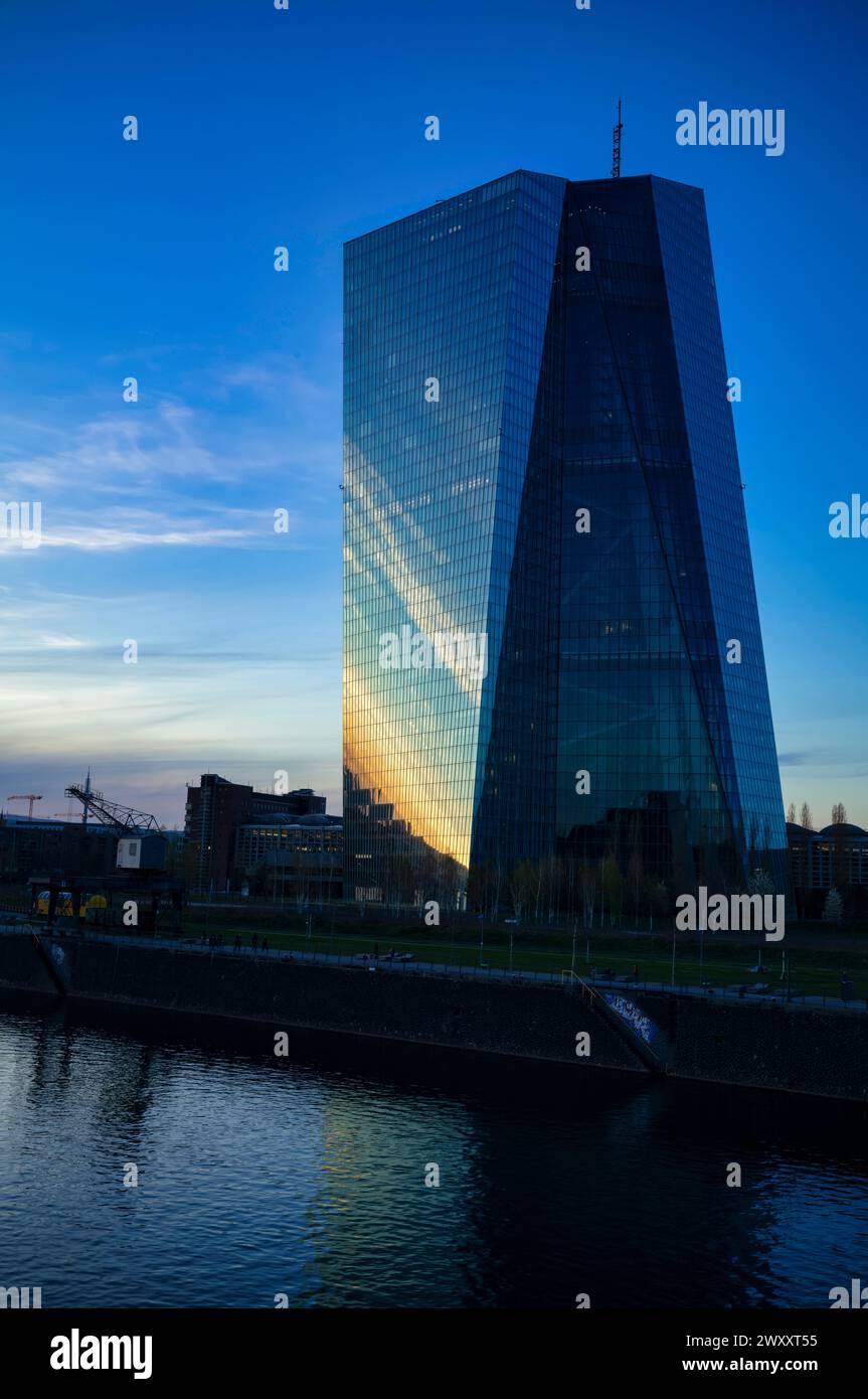 Banque centrale européenne, BCE, Osthafen, Ostende, crépuscule, coucher de soleil, heure bleue, Francfort-sur-le-main, Hesse, Allemagne Banque D'Images