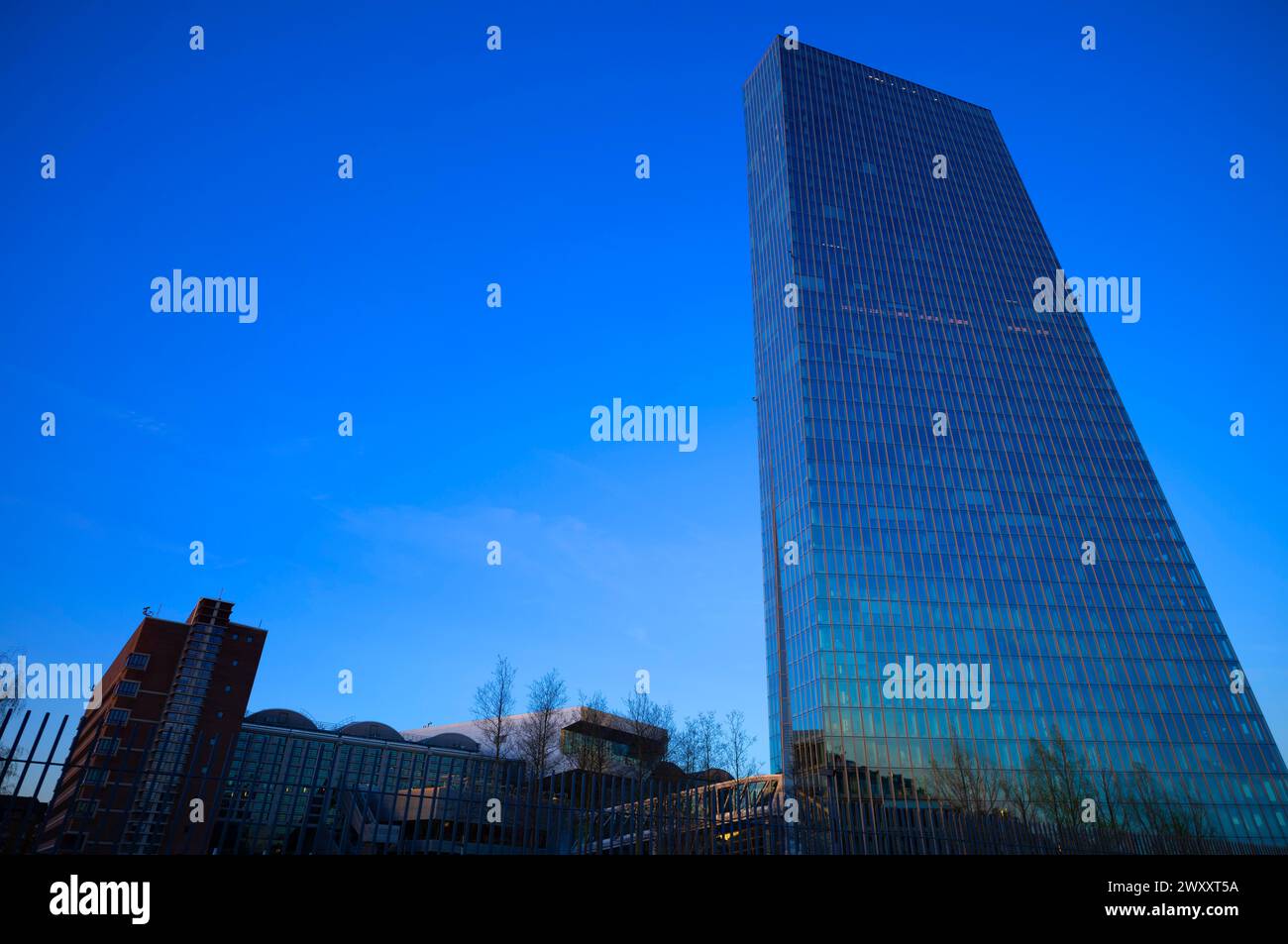 Banque centrale européenne, BCE, Osthafen, Ostende, heure bleue, Francfort-sur-le-main, Hesse, Allemagne Banque D'Images