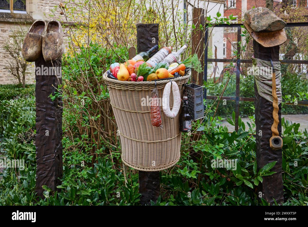 Objet d'art fait de sabots, panier avec des fruits, bière et schnaps bouteilles et saucisses à Warendorf, Warendorf district, Rhénanie du Nord-Westphalie, Allemagne Banque D'Images