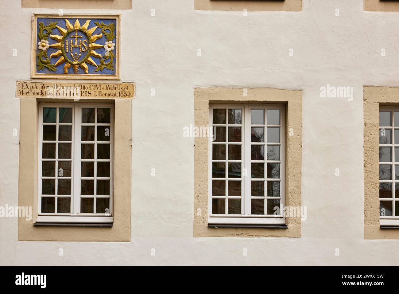 Fenêtres blanches armoiries familiales colorées sur une maison à Warendorf, district de Warendorf, Rhénanie du Nord-Westphalie, Allemagne Banque D'Images